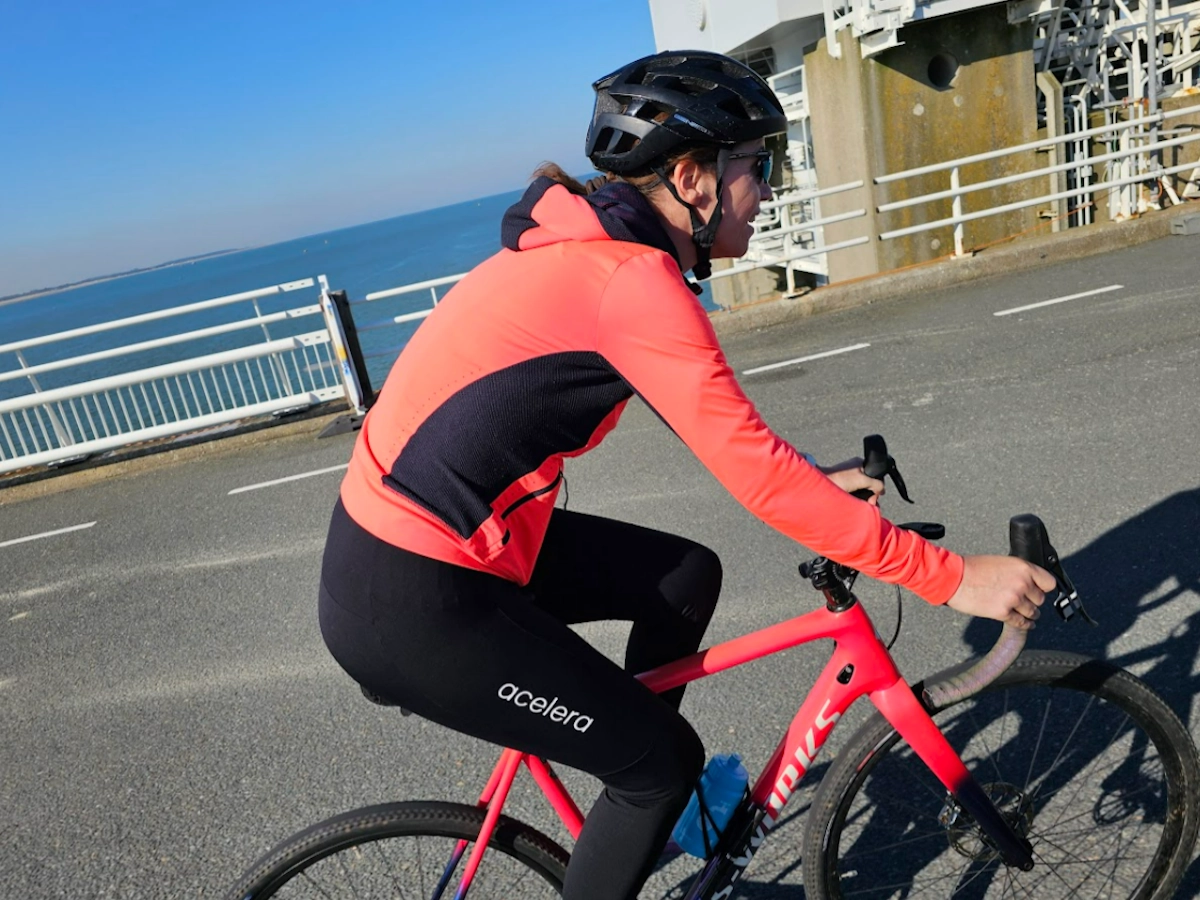 Lange Accelera fietsbroek op Oosterscheldekering