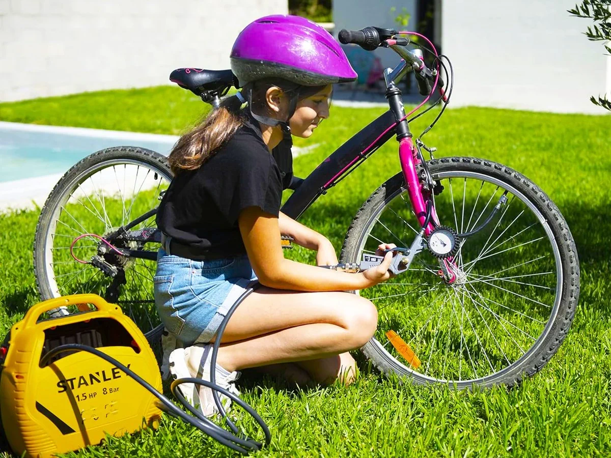 Meisje met de Stanley Air Kit op haar mtb