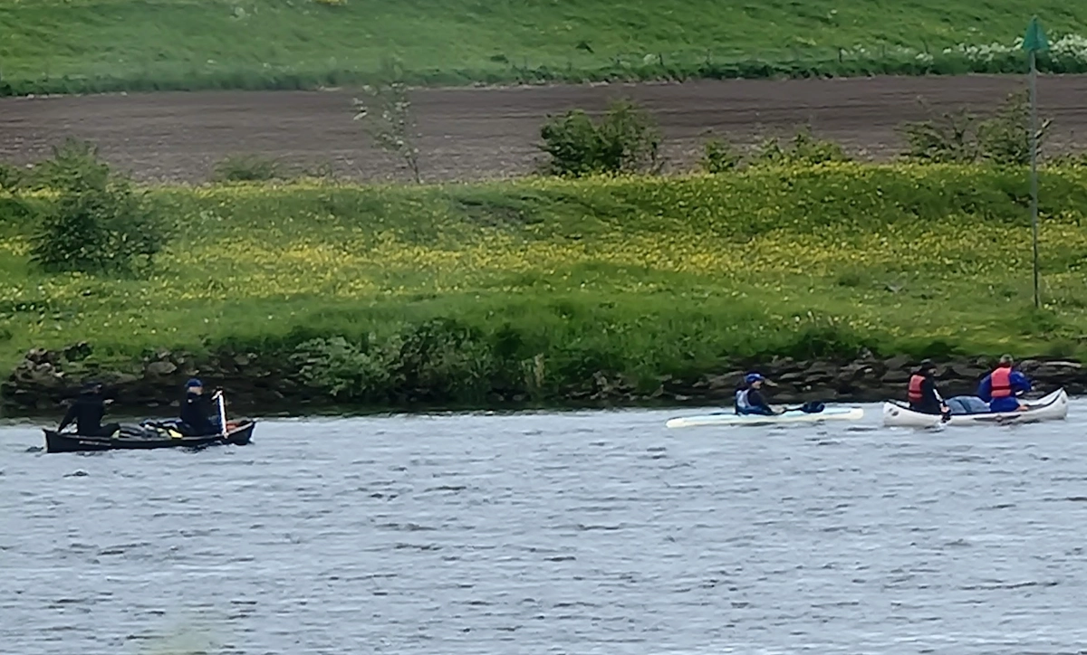 Op de maas komen ze voorbij geroeid