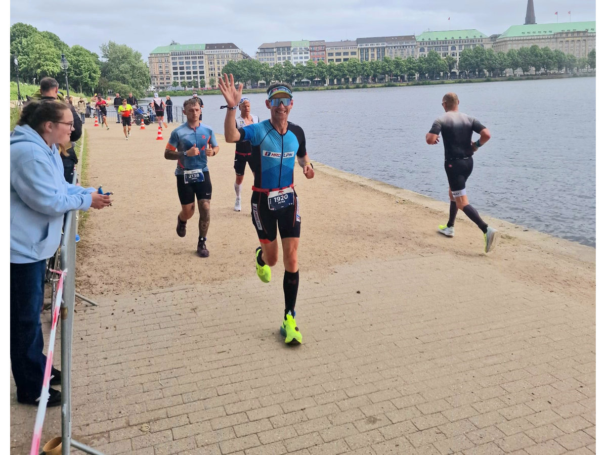 Peter hardlopend tijdens de Ironman in Hamburg