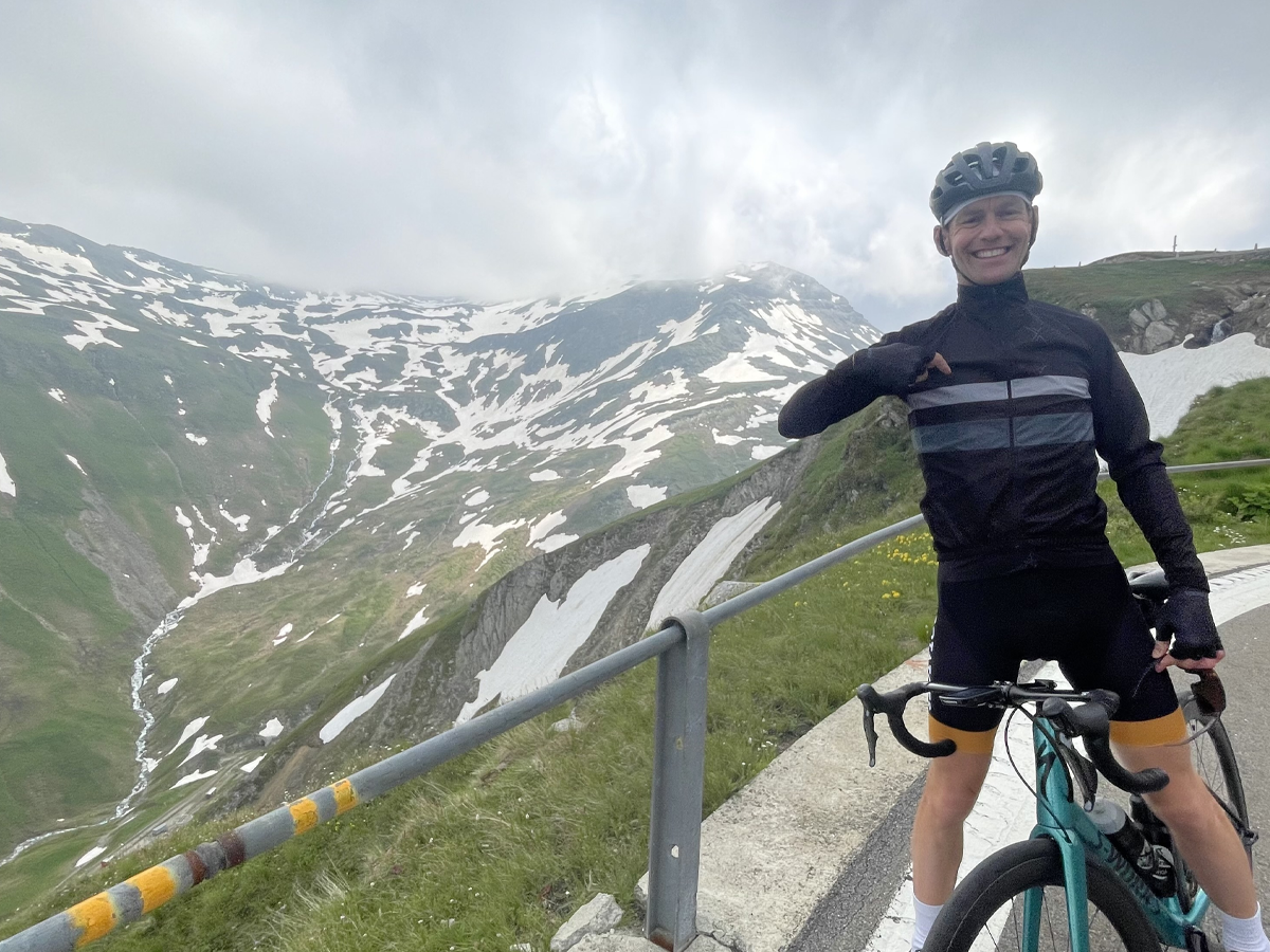 Peter in fietskleding in de bergen