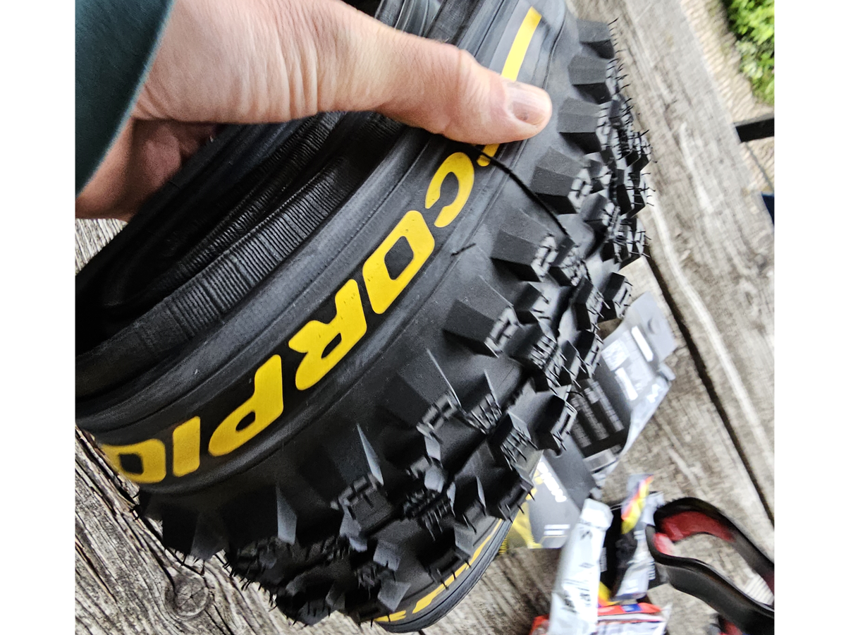 Pirelli Scorpion Race MTB Tubeless band in hand