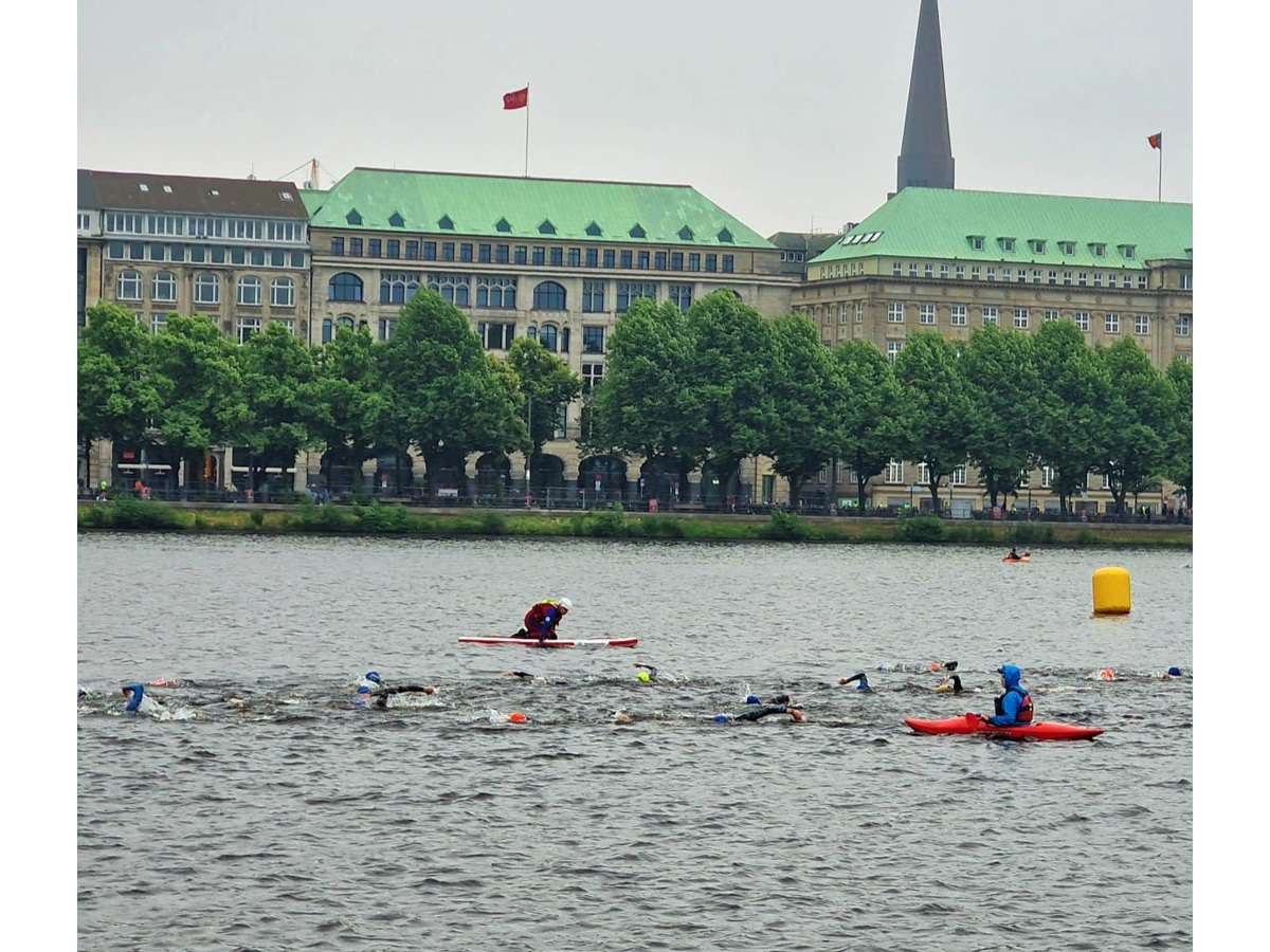 Zwemmers tijdens de Ironman in Hamburg
